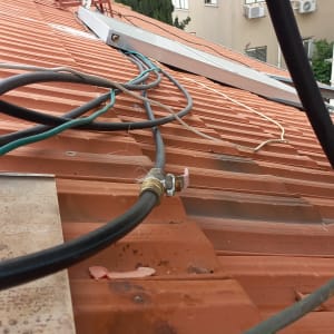 צינורות ומחברים על גג רעפים אדום