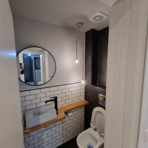 מנורת תלייה עם נורה עגולה בחדר אמבטיה