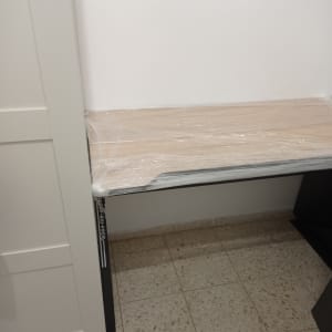 שולחן עטוף בניילון לקראת מעבר דירה