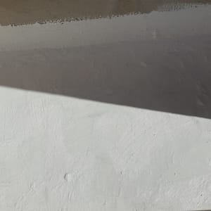 משטח אטום בצבע לבן עם ניקוז בפינה