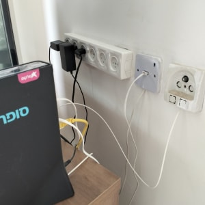 שקעי חשמל עם מטענים וכבלים מחוברים