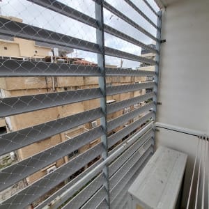 רשת מתכת על מרפסת למניעת כניסת יונים