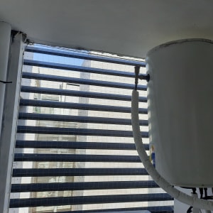 רשת למניעת כניסת יונים על חלון עם דוד שמש