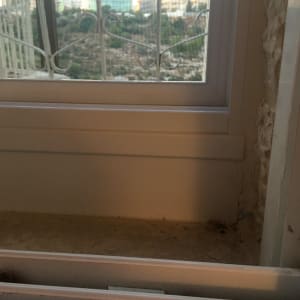 מסגרת חלון אלומיניום עם זכוכית ורשת