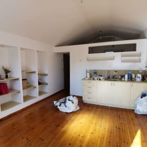 חדר ריק עם שקיות וקרטונים על הרצפה