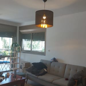 מנורה תלויה מהתקרה עם אור דולק