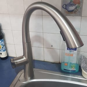 ברז נירוסטה מותקן בכיור מטבח