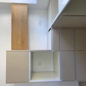 ארונות מטבח בצבע עץ ולבן עם שקע חשמל