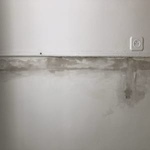 קיר עם תיקוני טיח לפני צביעה