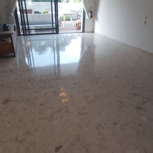 רצפה נקייה ומבריקה בחדר ריק עם חלון פתוח