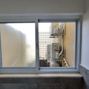 חלון ורשת לחדר שירות
