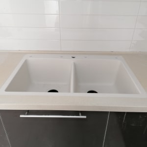 כיור כפול משיש במטבח מודרני