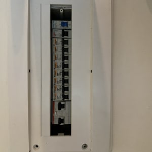 לוח חשמל עם מפסקים ומתגים