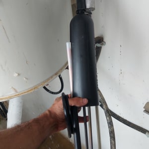 יד מחזיקה רכיב דוד שמש עם צינורות וחיבורים