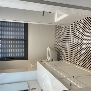 חדר אמבטיה עם כיור, ארון ושירותים