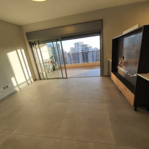 רצפה נקייה עם סימני ניקוי, חלון פתוח למרפסת