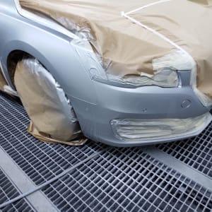 רכב מכוסה בנייר לקראת צביעה במוסך