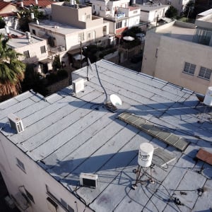 גג עם יריעות איטום, דודי שמש ואנטנות