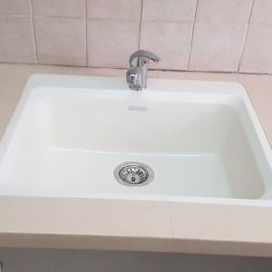 כיור במשטח שיש במטבח