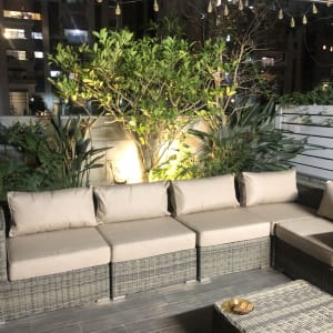 כריות ריפוד על ספת ראטן חיצונית במרפסת