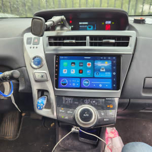 מערכת מולטימדיה ברכב עם מסך מגע ותצוגת אקלים