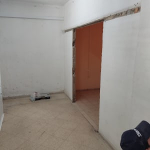 קיר לבן עם סימני צבע, תיקונים בקיר