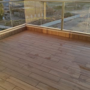 רצפת עץ עם סימני מים לאחר ניקוי