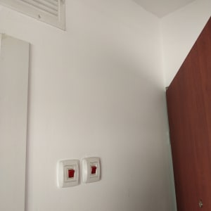 קיר צבוע בלבן עם מתגי חשמל