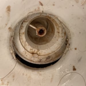 ניקוז כיור מלוכלך עם שאריות לכלוך ושיער