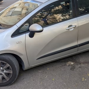 רכב חונה על שפת מדרכה עם פנס דולק