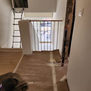 מעקה מתכת עם מסגרת עץ במדרגות