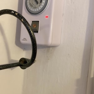 שעון טיימר חשמלי עם נורית חיווי אדומה