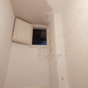 קיר ותקרה עם תיקוני צבע וטיח