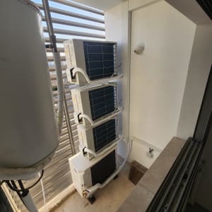 יחידות חיצוניות של מזגנים מותקנות על קיר