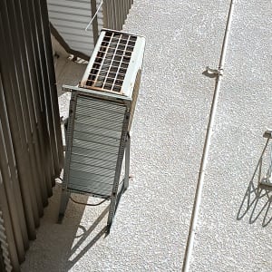 יחידת מיזוג אוויר חיצונית על גג עם צינורות