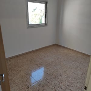 חדר ריק עם רצפה נקייה ומבריקה