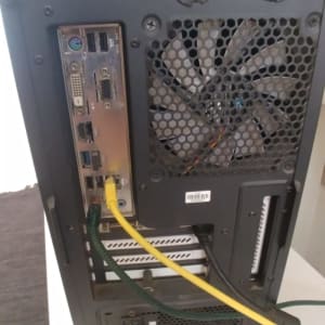 חלק אחורי של מחשב עם כבלים מחוברים