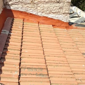 גג רעפים עם צבע אדום על הקירות