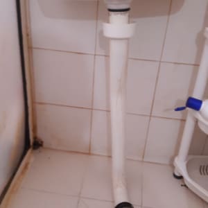 צינור ביוב מנותק ליד אסלה בחדר אמבטיה