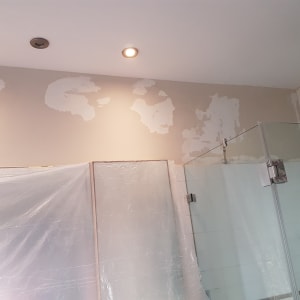 קיר עם קילופי צבע ותקרה עם נורות