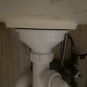 צנרת פלסטיק לבנה מתחת לכיור עם מחברים