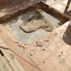 אזור חפירה ברצפה עם חומרים לאיטום