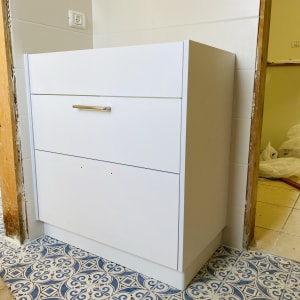 ארון עץ לבן עם ידית מתכת