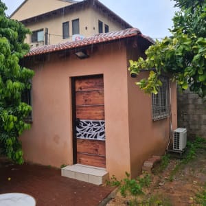 דלת עץ חדשה עם עיצוב מתכת על קיר משופץ