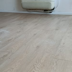 רצפת פרקט עץ בהירה עם סימני אבק