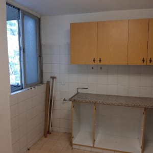 ארונות מטבח עליונים, משטח עבודה ללא דלתות תחתונות