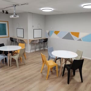 חדר עם תאורה עגולה ותקרת גבס