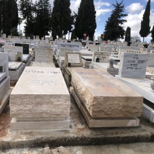 מצבות בבית קברות עם כתובות בעברית