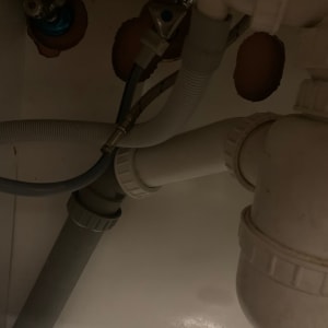 צינורות וניקוז מתחת לכיור במטבח