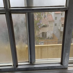 חלון זכוכית עם מסגרת מתכת חלודה